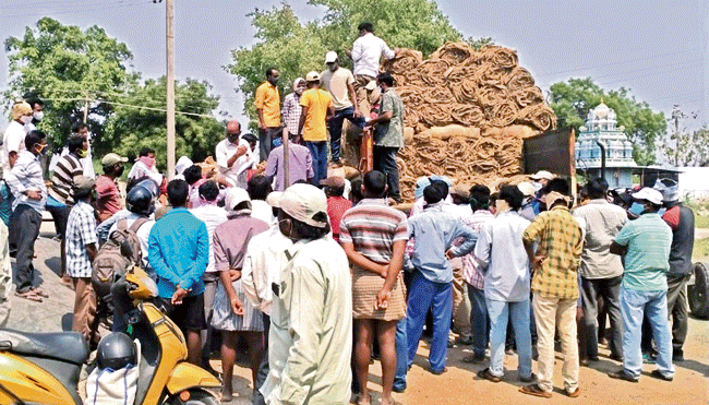 ఖాళీ సంచులు లేక రైతుల ఇక్కట్లు