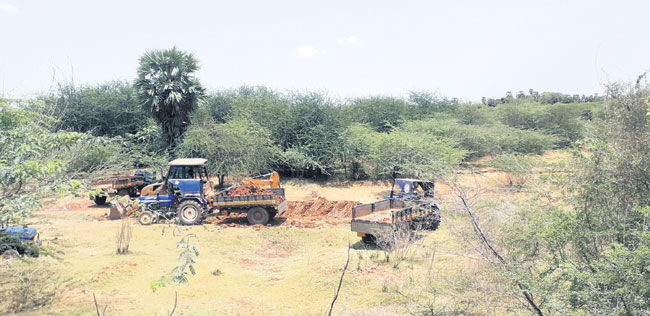 ఇసుకే కాదు మట్టినీ మింగేస్తున్నారు