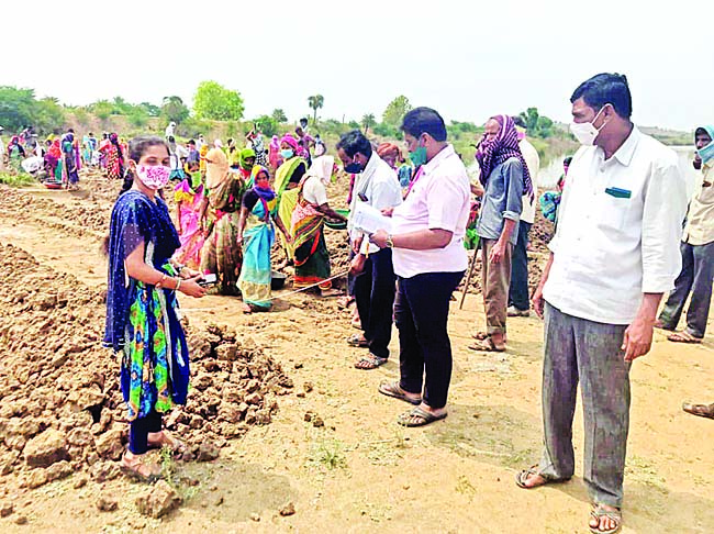 ఉపాధిహామీ పనుల పరిశీలన