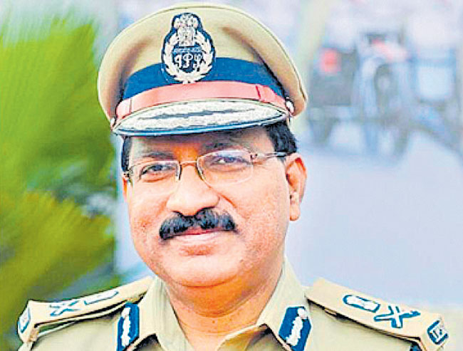 అత్యవసరమైతేనే బయటకు రావాలి | Lockdown is being implemented as an armory DGP
