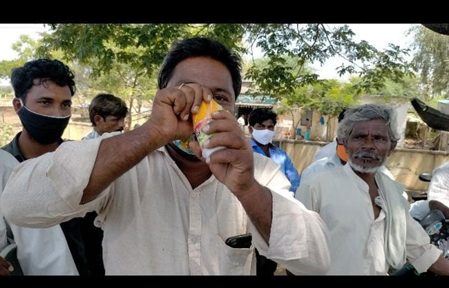 పురుగుమందు తాగబోయిన రైతులు