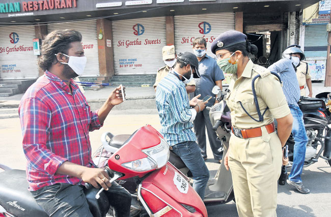 సడలింపు సమయం పెంపుతో తగ్గిన రద్దీ