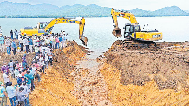 పోలవరం అప్రోచ్‌ చానల్‌ నుంచి నీరు