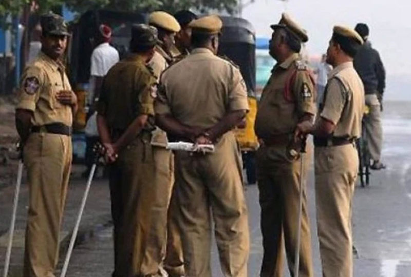 Bihar Police Issued Alert యూపీలో ఇద్దరు ఉగ్రవాదుల పట్టివేత: బీహార్ రైల్వే స్టేషన్లలో అలెర్ట్!