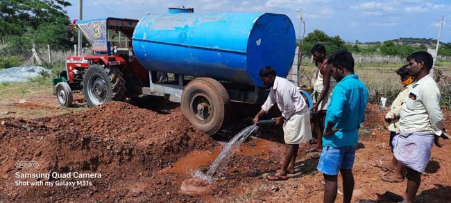 వెక్కిరిస్తున్న పేదల గృహ నిర్మాణాలు