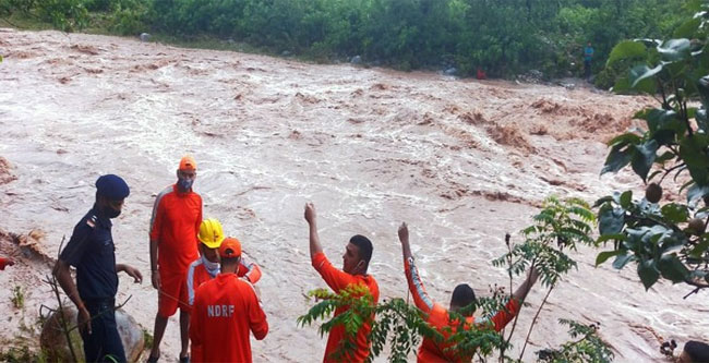 flash floods: హిమాచల్ ప్రదేశ్‌లో ఇద్దరు మృతి