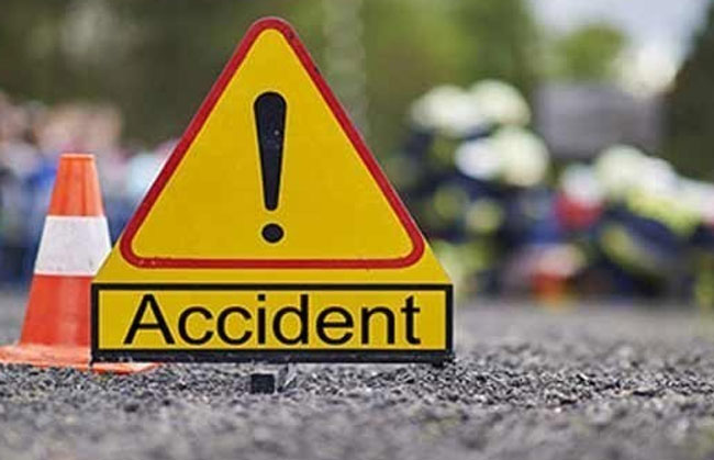 road accident : చెట్టును ఢీకొన్న కారు...ఇద్దరి దుర్మరణం