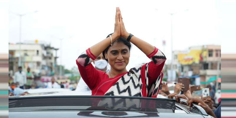 తెలంగాణలో YS Sharmila వెనకుండి ధైర్యమిస్తోంది అతడేనా..!?