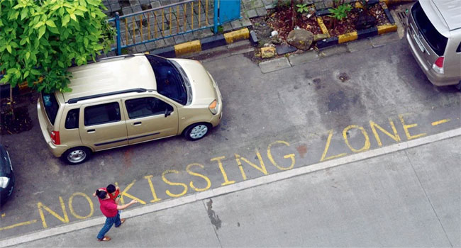 No kissing zone: మా కాలనీలో ముద్దులు పెట్టుకోవద్దు ప్లీజ్