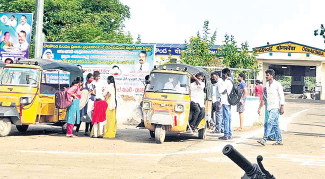 బస్సులు నడవక.. ప్రయాణం సాగక..