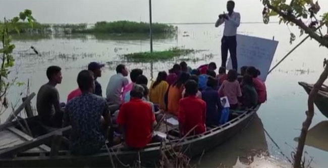Bihar: వరదల మధ్య పడవలోనే తరగతులు