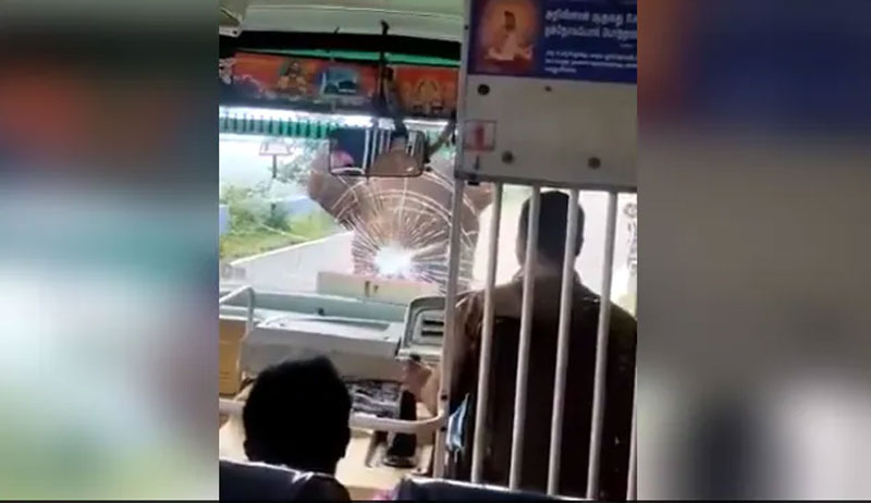 Viral Video: ఈ డ్రైవర్ చేసిన సాహసానికి నెటిజన్లు ఫిదా.. ఎదురుగా ఏనుగు వచ్చి, బస్సును ఢీకొడుతున్నా...