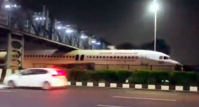 delhi airport : ఫుట్ ఓవర్‌బ్రిడ్జ్ కింద ఇరుక్కున్న విమానం...వీడియో వైరల్
