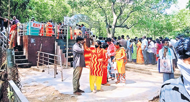 భైరవస్వామికి దర్శనానికి తరలివచ్చిన భక్తులు