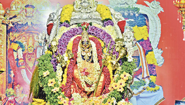 శ్రీ మహిషాసుర మర్ధనీదేవి అవతారంలో bejawada Kanakadurgamma