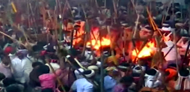 Devaragattu బన్నీ ఉత్సవంలో కర్రలతో కొట్టుకున్న భక్తులు..50 మందికి పైగా గాయాలు
