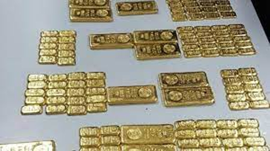 విమానాశ్రయంలో రూ.87.50 లక్షల Gold స్వాధీనం