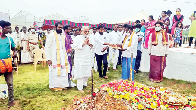 మంత్రికి ప్రముఖుల పరామర్శ