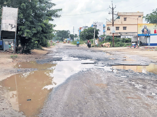 రోడ్డంతా గుంతలు..!