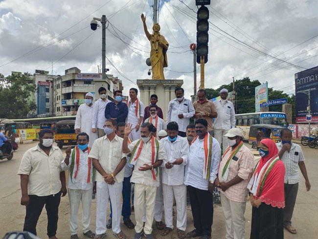 మాజీ ప్రధాని ఇందిరా గాంధీకి నివాళి