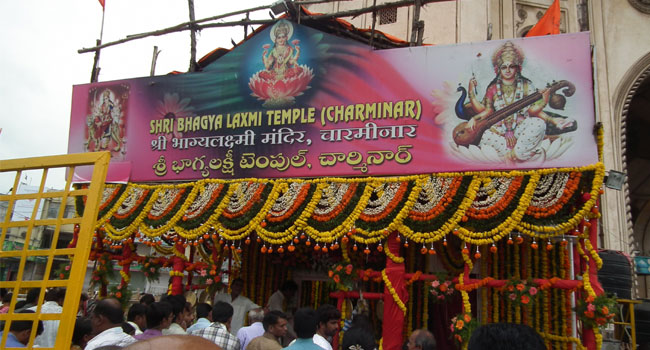 Charminar భాగ్యలక్ష్మి అమ్మవారి ఆలయం భక్తులతో కిటకిట