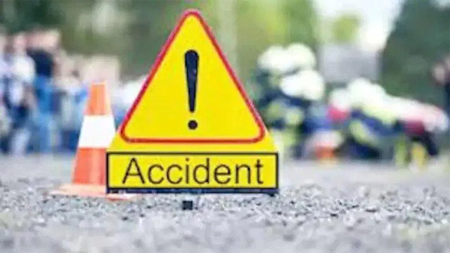 Road accident: కూలీలతో వెళ్తున్న మినీ ఐచర్ బోల్తా..ఇద్దరు మృతి