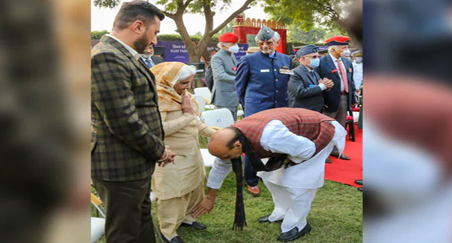 అమర కల్నల్ భార్య ధన్నో‌దేవికి Defence Minister Rajnath Singh పాదాభివందనం
