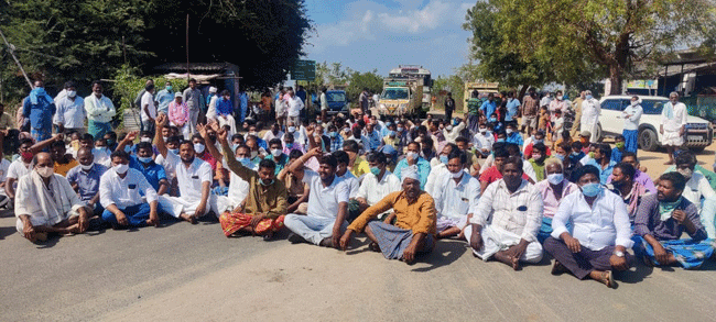 ఒబులాపూర్‌లో గ్రామస్థుల రాస్తారోకో