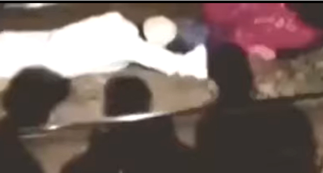 Viral Video: రైలు పట్టాలు దాటుతోన్న 20 ఏళ్ల యువతి.. హఠాత్తుగా కదిలిన గూడ్సు రైలు.. ఓ వ్యక్తి చేసిన రిస్క్ ఇదీ..!