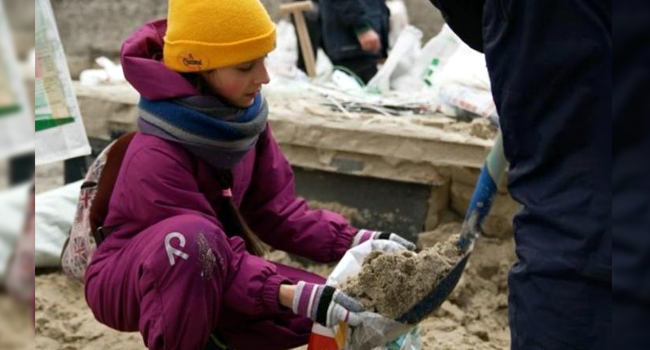 Ukraine Heroes: రష్యా సేనల దాడిని అడ్డుకునేందుకు పిల్లల ముందడుగు