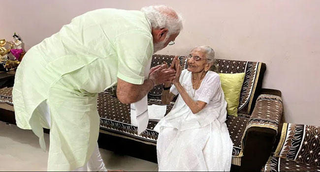 గుజరాత్‌లో తల్లి హీరాబెన్‌ను కలిసిన Prime Minister Modi...తల్లితో కలిసి డిన్నర్
