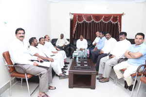 టీఆర్ఎస్ మద్దతుదారులను గెలిపించుకుందాం