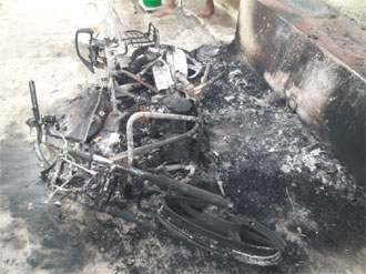 కూచన్పల్లిలో బైక్ను దహనం చేసిన దుండగులు