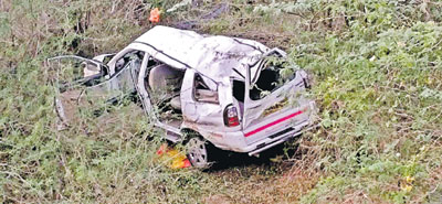 వాగులోకి కారు..  క్వారీలోకి లారీ!