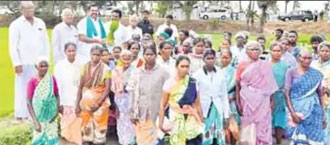 పొలంలో దిగి నాట్లు వేసిన సీఎం