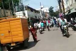 హైదరాబాద్: రోడ్ల మీదికి వచ్చిన ప్రజలు