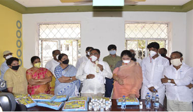 ప్రజల ప్రాణాలు నిలపడంలో వైద్యుల సేవలు భేష్- ఎర్రబెల్లి