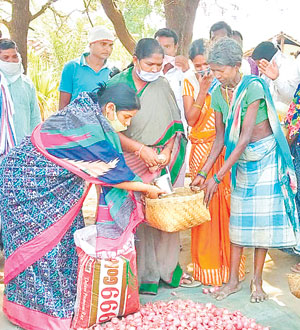 అడవి బిడ్డలకు అండగా సీతక్క