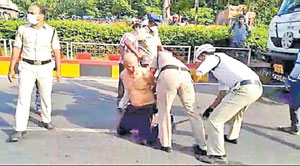 డాక్టర్ సుధాకర్పై పోలీస్ దాష్టీకం