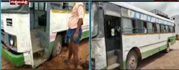 నడిరోడ్డుపై కూరుకుపోయిన ఆర్టీసీ బస్సు