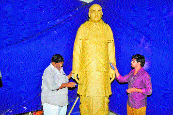 8 అడుగుల పీవీ కాంస్య విగ్రహం
