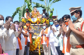 నిరాడంబరంగా గణేష్ నిమజ్జనం