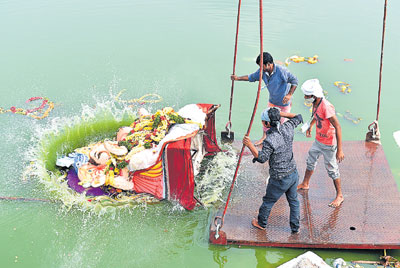 నిమజ్జనం.. నిరాడంబరం..