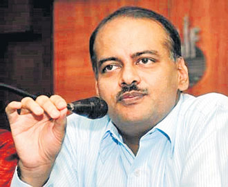 రంగంలోకి  ఐఏఎస్‌ శేషాద్రి