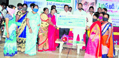 పేద మహిళల ఆర్థికాభివృద్ధికి ఆసరా