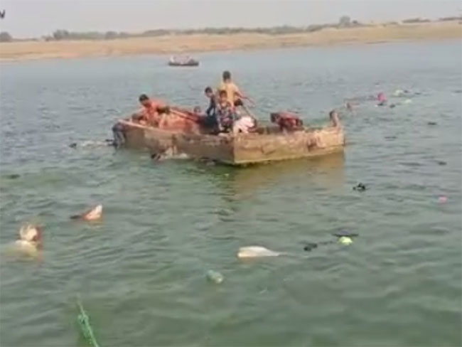 చంబల్ నదిలో పడవ బోల్తా... 10 మంది గల్లంతు!