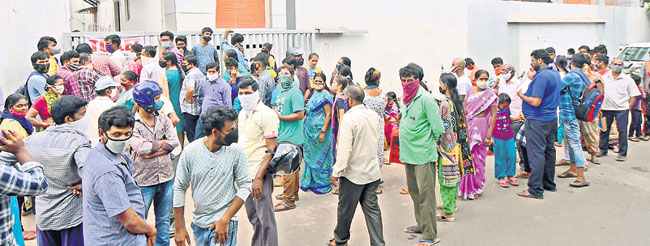 ద్వారకానగర్‌లో బారులు తీరిన ప్రజలు