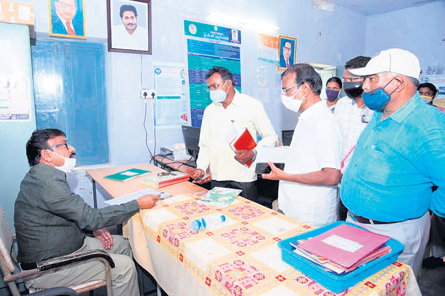 సచివాలయ వ్యవస్థ పటిష్టతతో క్షేత్రస్థాయి అభివృద్ధి