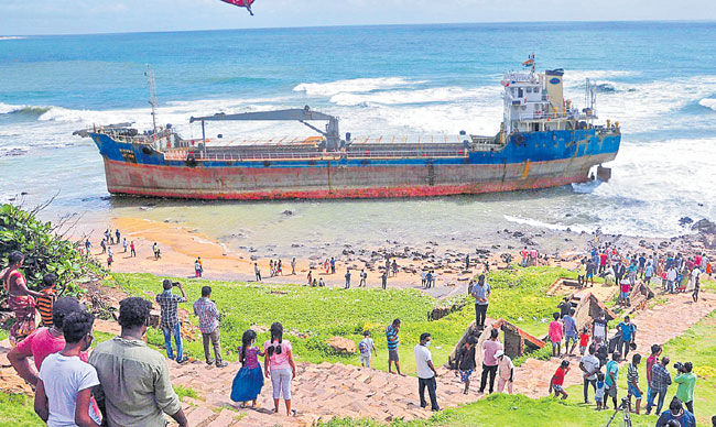 విశాఖ తీరానికి కొట్టుకొచ్చిన బంగ్లాదేశ్ నౌక !
