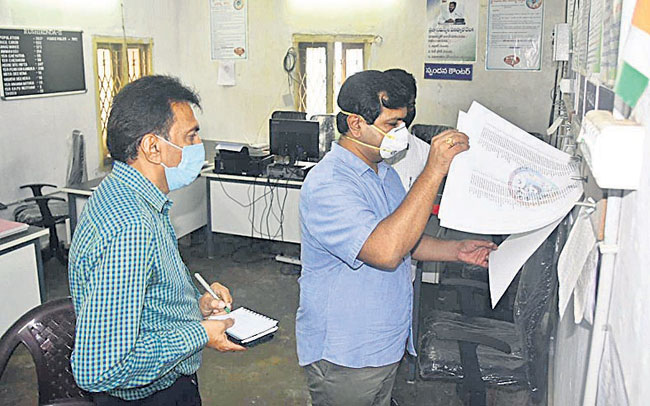 చినరుషికొండ సచివాలయ సిబ్బందిపై కలెక్టర్‌ ఆగ్రహం